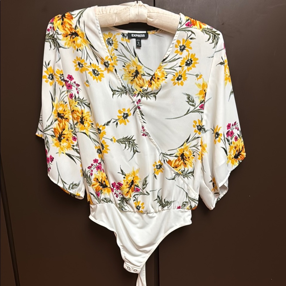 Express White Floral Floral Bodysuit with Flutter Sleeves Sz Med